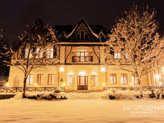 Продуманный ландшафтный дизайн со взрослыми деревьями подчеркиваeт строгие линии дома и создаeт с ним единый ансамбль