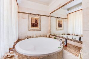 Элегантный загородный дом