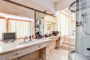 Элегантный загородный дом