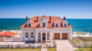 Домовладение на берегу моря