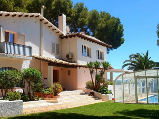 Вилла под Барселоной на берегу моря