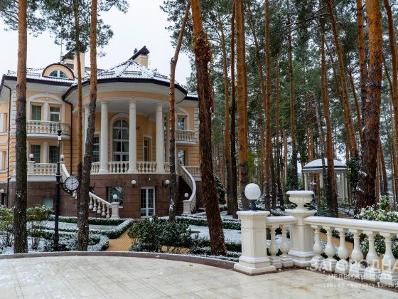 Классический особняк в Пуще Сосновой